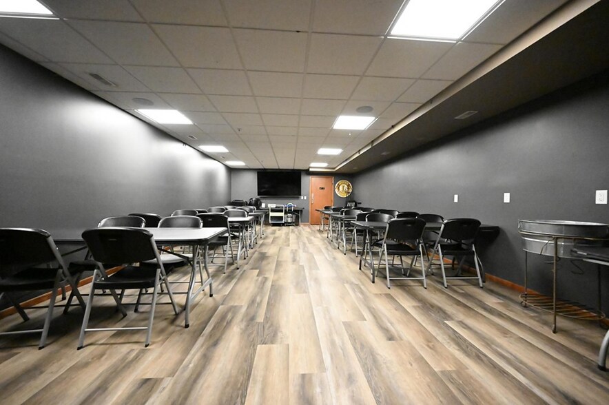 More Photos Of 124 Holmes St S, Shakopee Bar For Sale