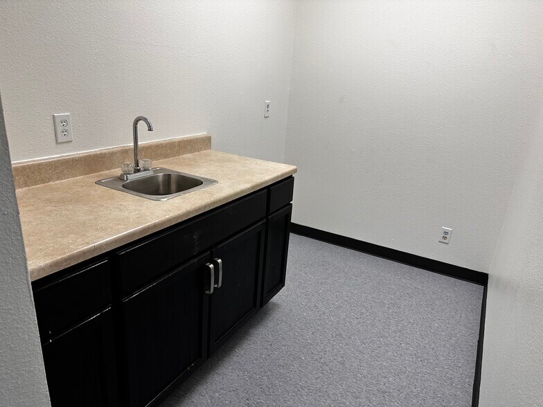 More Photos Of 2133 Great Southwest Pky, Grand Prairie Unknown For Lease