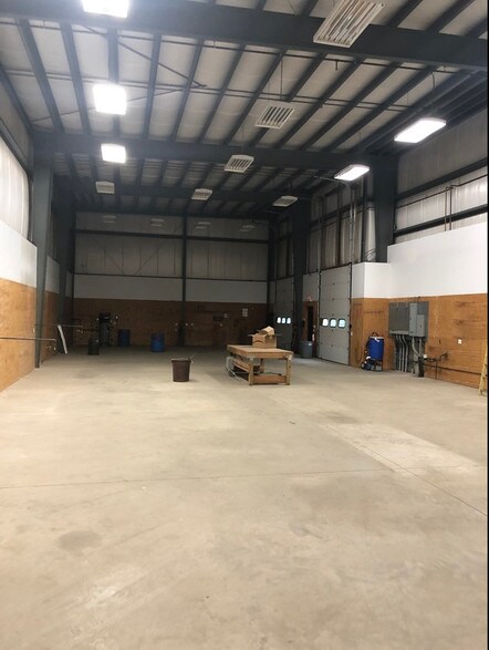 More Photos Of 160 S Turnpike Rd, Wallingford Light Distribution For Lease