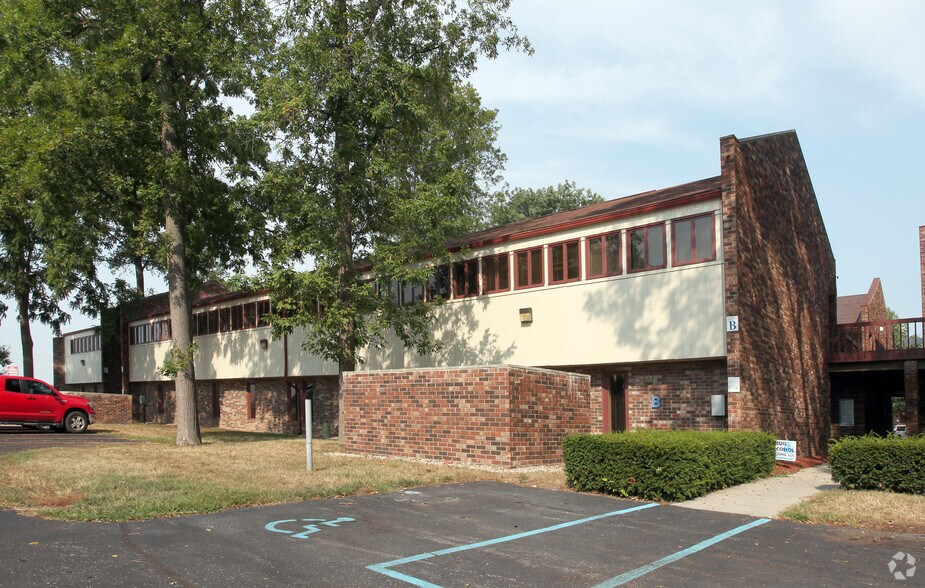 More Photos Of 2346 S Lynhurst Dr, Indianapolis Office For Lease