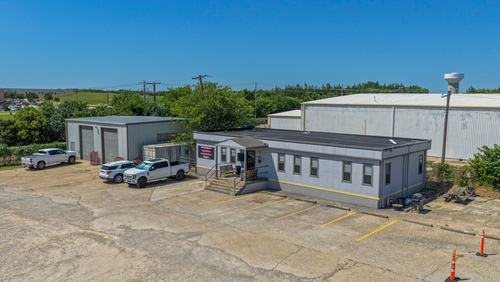 More Photos Of 950 Trinity Dr, Mansfield Flex For Lease