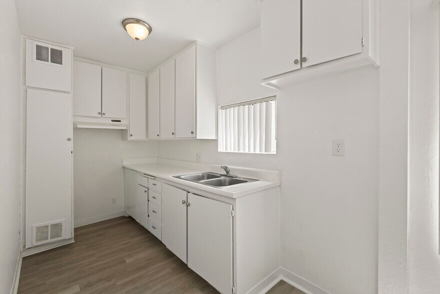 More Photos Of 526-534 W 47th St, Los Angeles Apartments For Sale