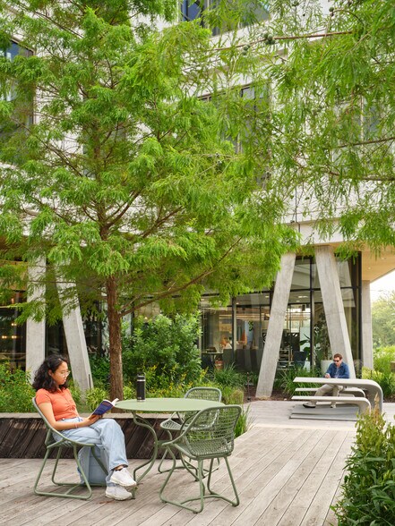 More Photos Of 3232 E Cesar Chavez St, Austin Unknown For Lease