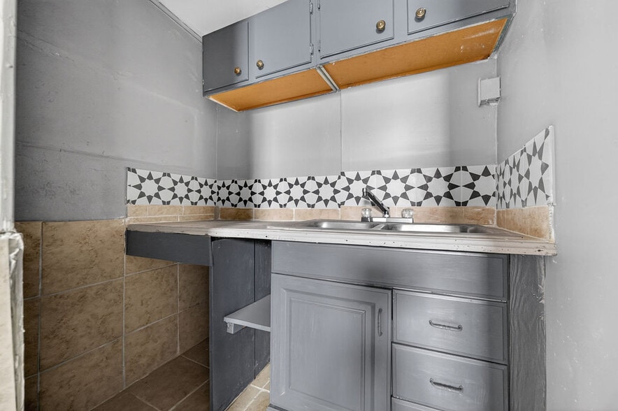 More Photos Of 905 Ruiz St, San Antonio Storefront For Sale
