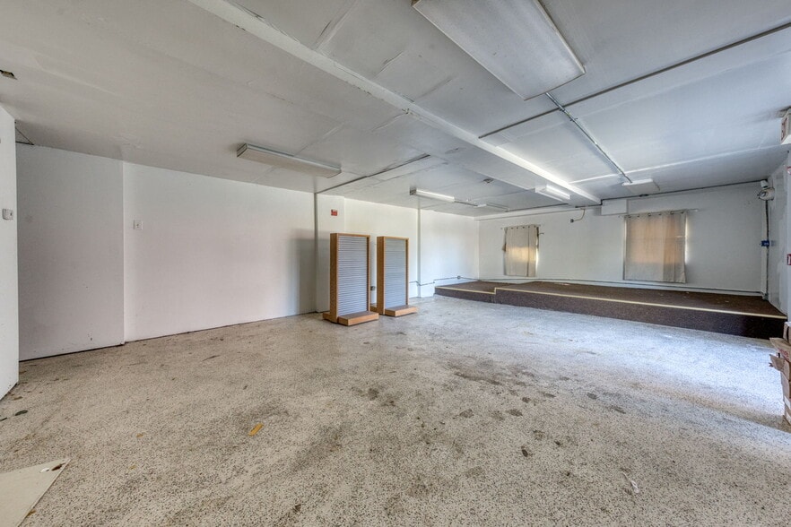 More Photos Of 2404 Main St, Hartford Storefront Retail Office For Sale