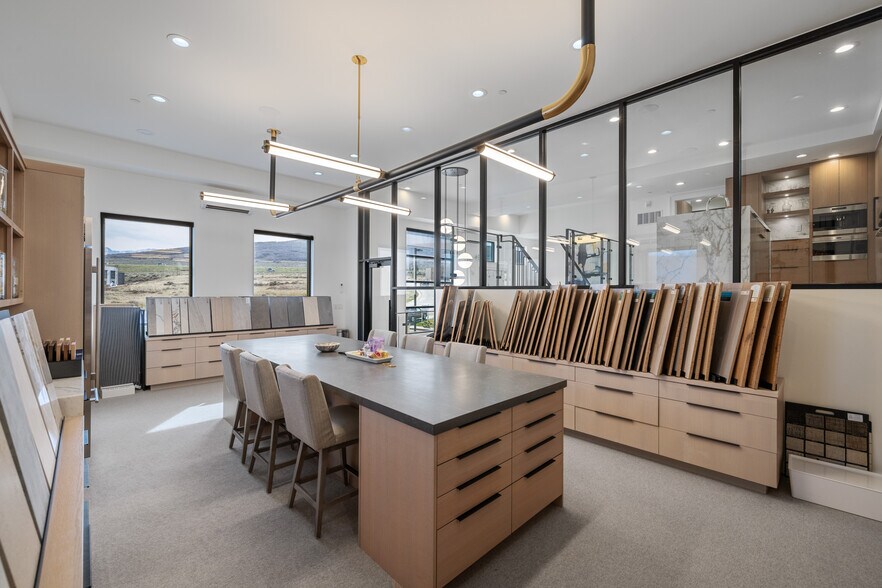 More Photos Of 4554 Forestdale Dr, Park City Showroom For Lease