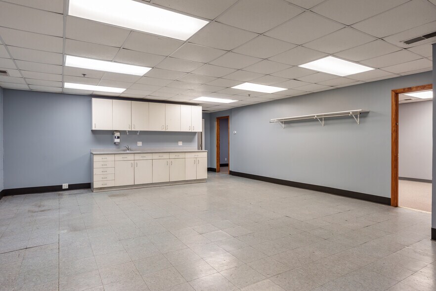 More Photos Of 3944 Auburn St, Rockford Industrial For Sale