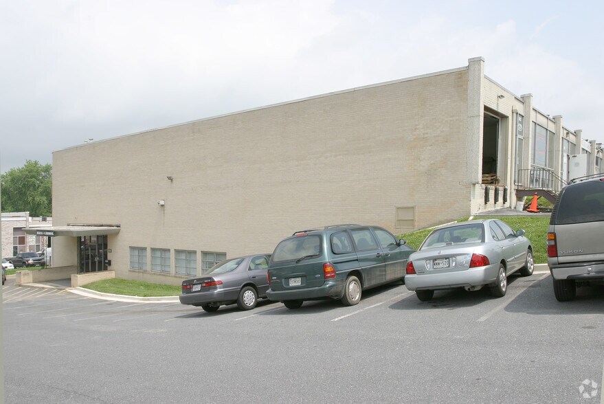 More Photos Of 8810-8824 Brookville Rd, Silver Spring Warehouse For Lease