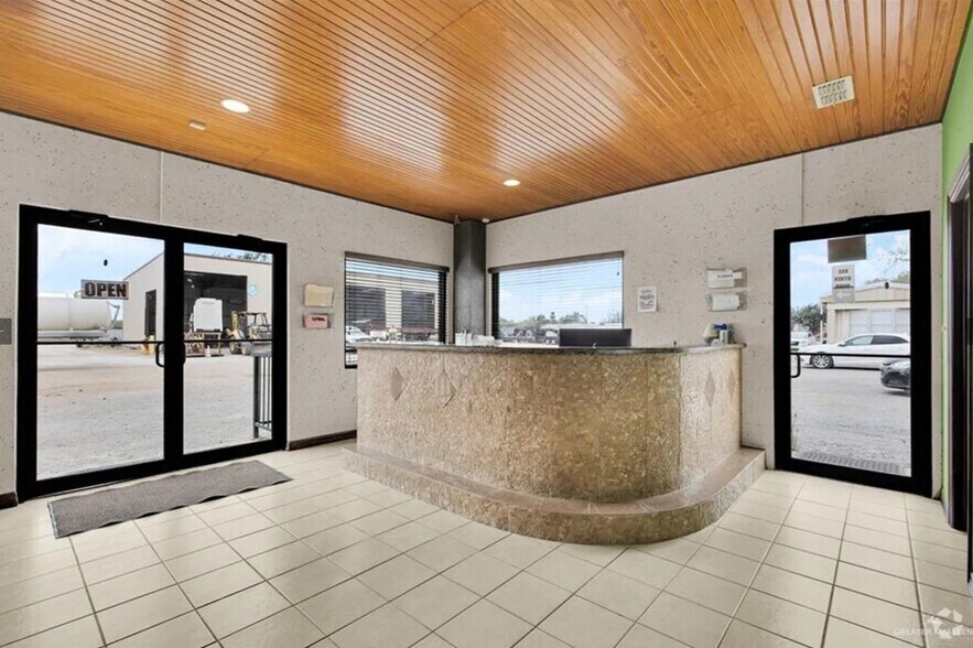 More Photos Of 5004 N La Homa Rd, Mission Flex For Sale