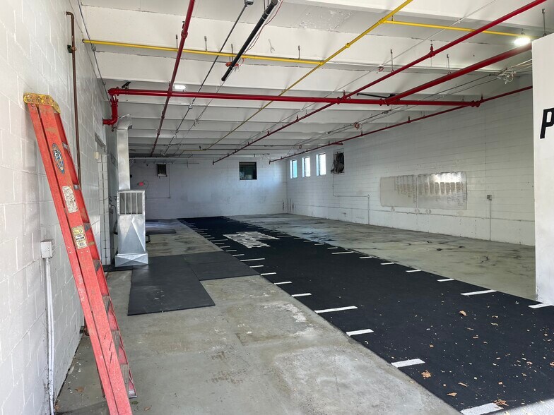 More Photos Of 5301-5323 Northrup Ave, Saint Louis Flex For Lease