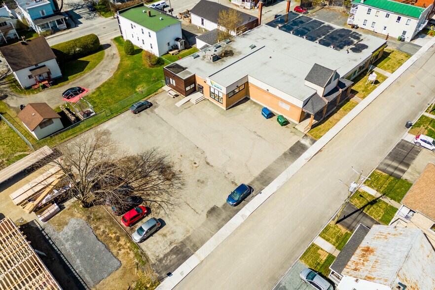 More Photos Of 22 Rue Saint-Joseph, Sherbrooke Drugstore For Lease
