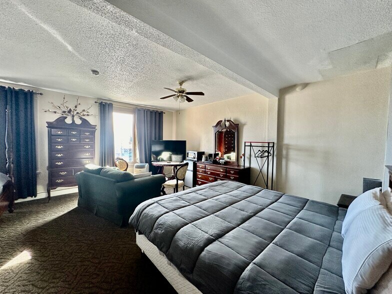 More Photos Of 925 1st Ave, Monte Vista Hotel For Sale