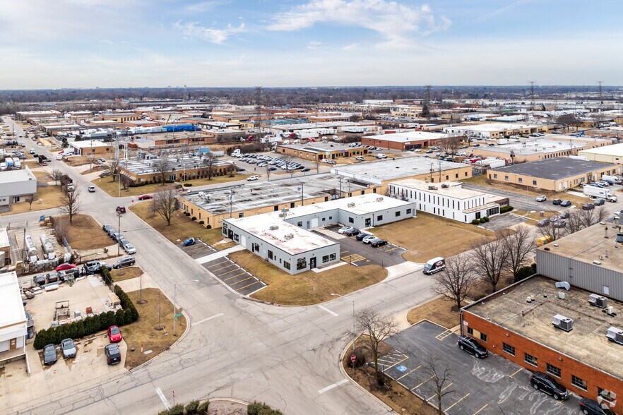 More Photos Of 205 W Interstate Rd, Addison Showroom For Lease