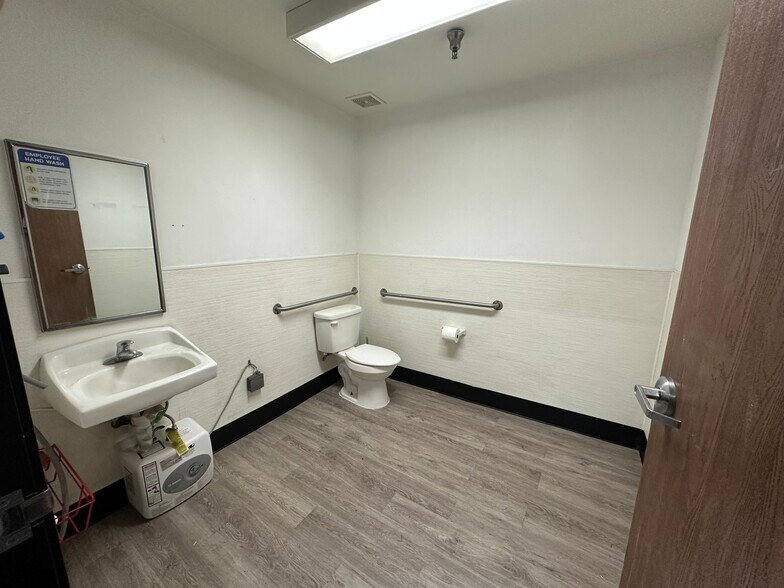 More Photos Of 41519 Cherry St, Murrieta Warehouse For Lease