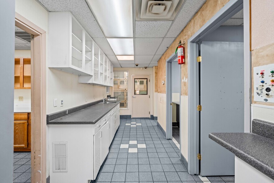 More Photos Of 7902 Slide Rd, Lubbock Veterinarian Kennel For Lease