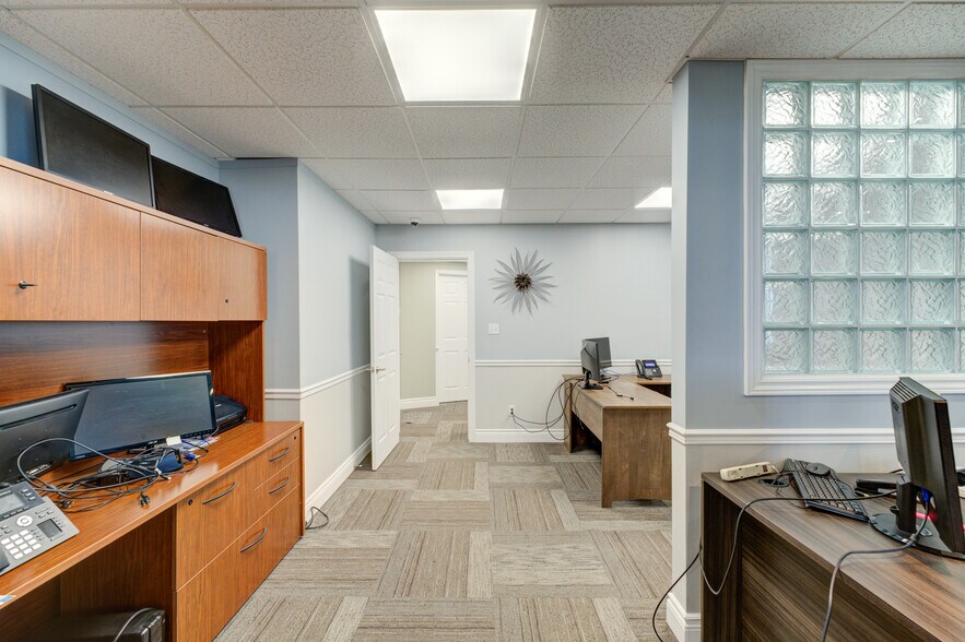 More Photos Of 127 Charing Cross St, Brantford Office For Lease