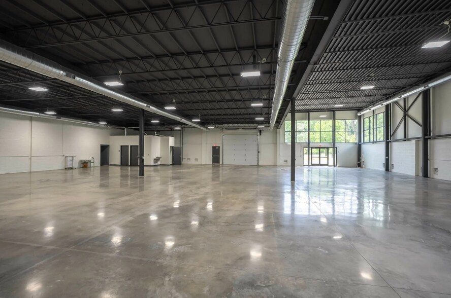 More Photos Of 16350 Northville Rd, Plymouth Showroom For Sale