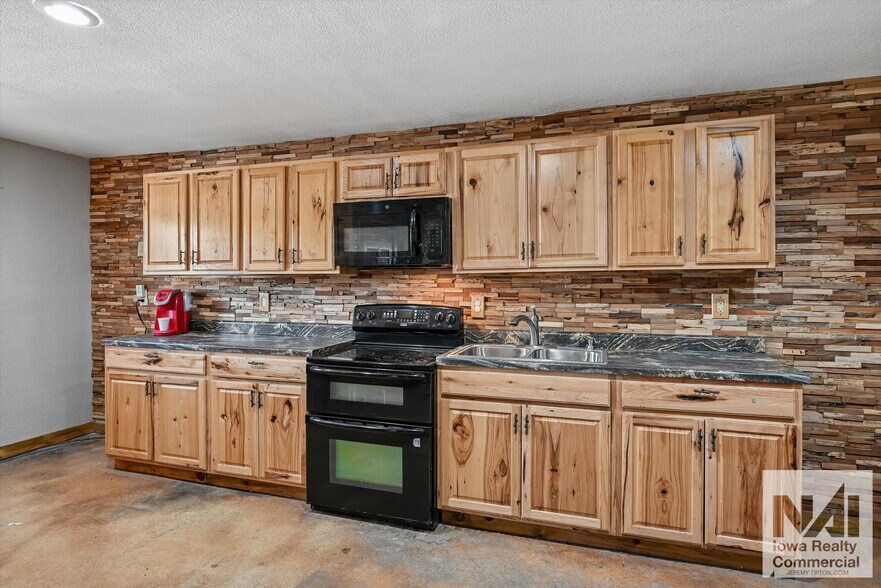 More Photos Of 520 Franklin St, Center Point Industrial For Sale
