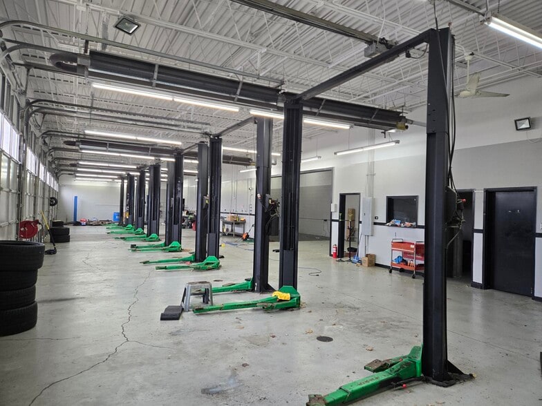 More Photos Of 1500 E Algonquin Rd, Algonquin Auto Repair For Lease