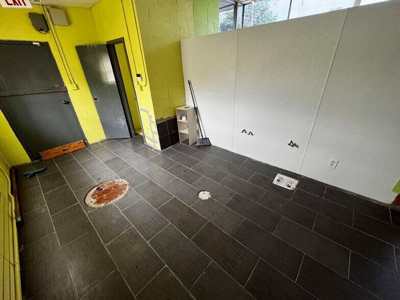 More Photos Of 301 E 23rd St S, Independence Office For Sale