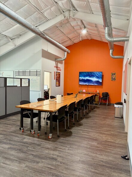 More Photos Of 326 Almedia Rd, Saint Rose Warehouse For Lease