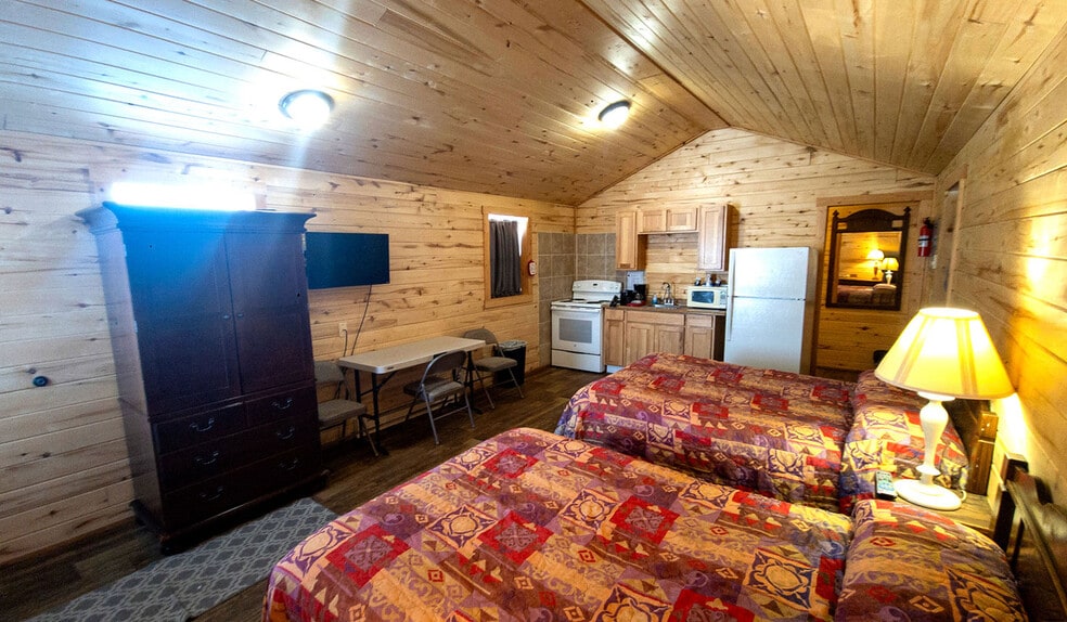 More Photos Of 412 N Front St, Townsend Hotel For Sale