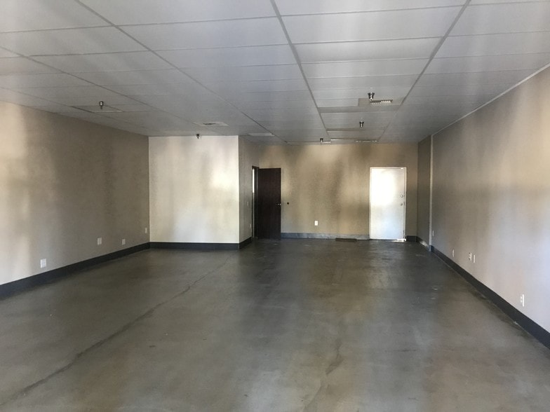 More Photos Of 41625 Eclectic St, Palm Desert Showroom For Lease