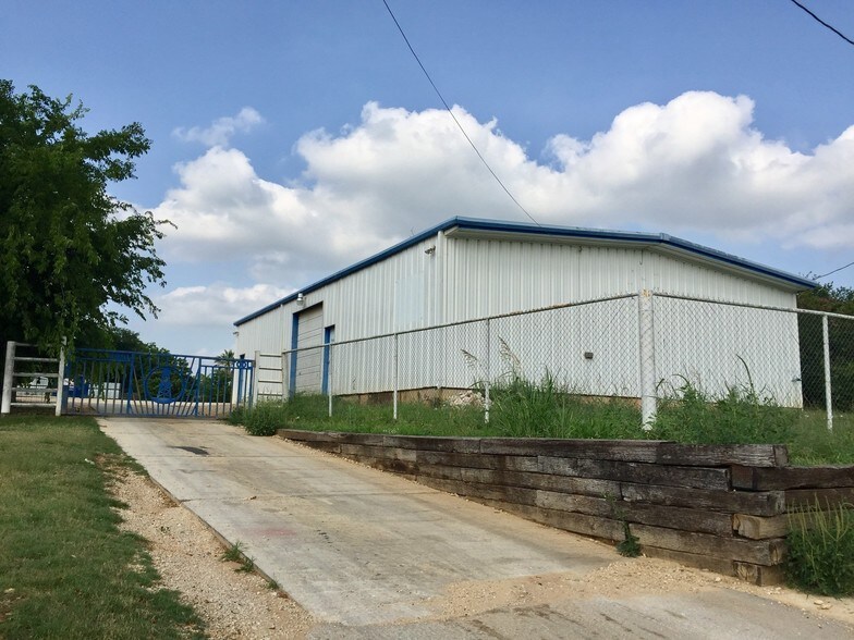 More Photos Of 918 3rd St, Floresville Warehouse For Lease