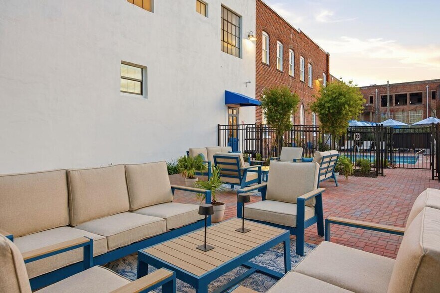 More Photos Of 525 Beaver St, Jacksonville Cemetery Mausoleum For Lease