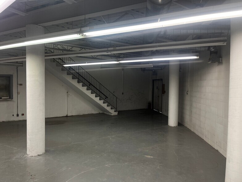 More Photos Of 17250 Stony Plain Rd, Edmonton Auto Dealership For Lease