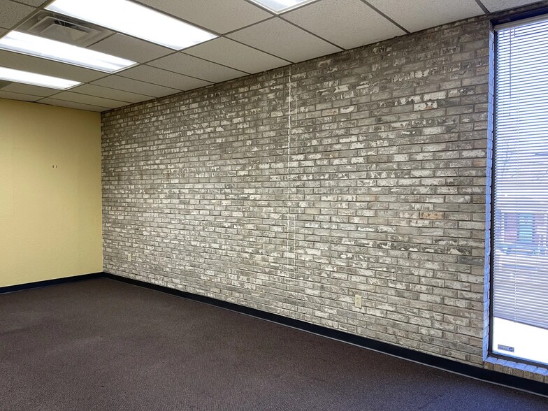 More Photos Of 2800 NW 36th St, Oklahoma City Office For Lease