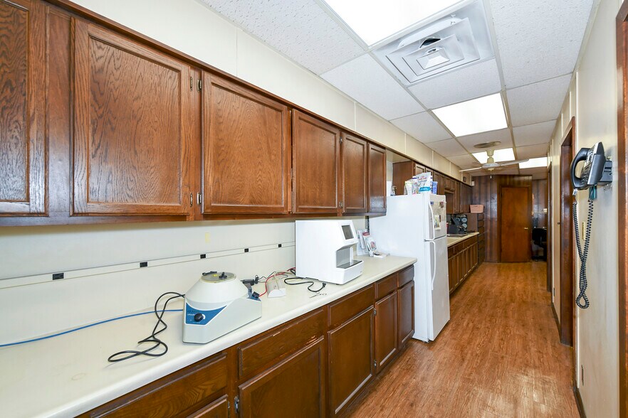 More Photos Of 13039 Nacogdoches Rd, San Antonio Veterinarian Kennel For Sale