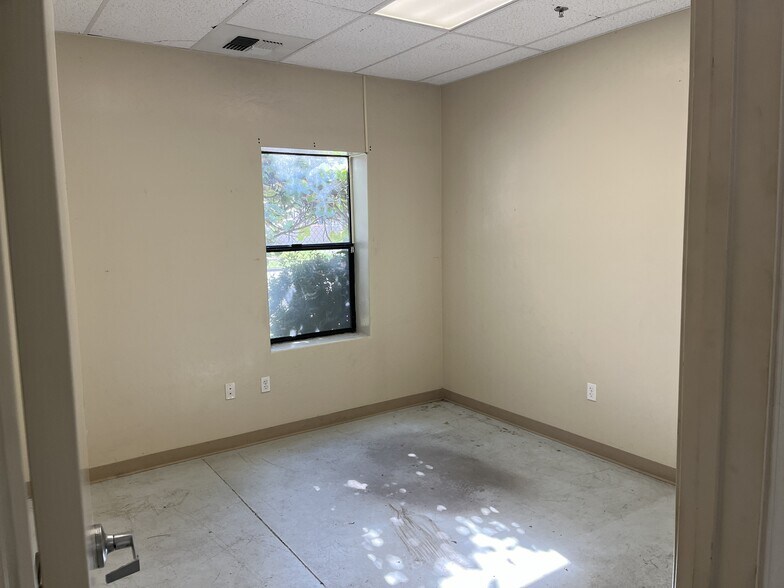More Photos Of 1347 N Century Ave, Visalia Showroom For Lease