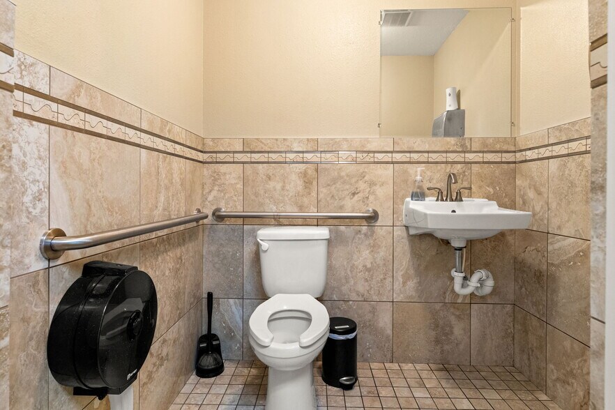 More Photos Of 1108 Commercial Way, Spring Hill Freestanding For Sale