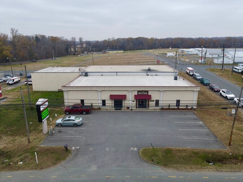 More Photos Of 1901 Dixon St, Fredericksburg Flex For Lease