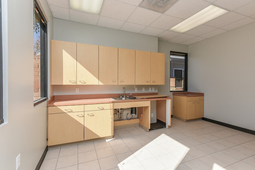 More Photos Of 5751 Blythewood St, Houston Unknown For Lease