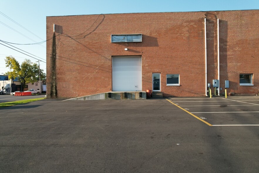 More Photos Of 9126-9166 Euclid Ave, Manassas Warehouse For Lease