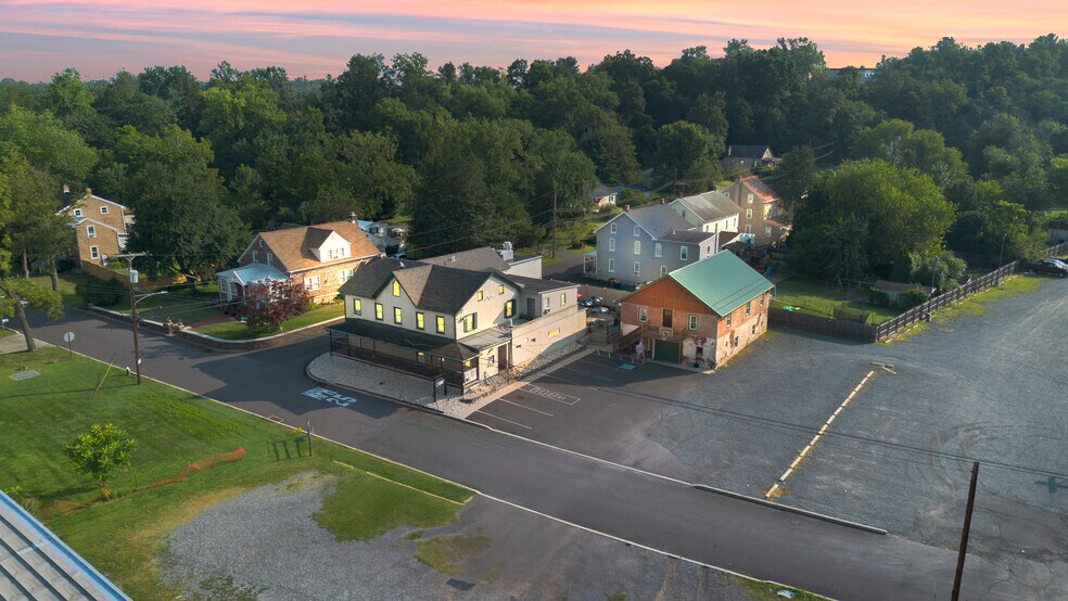 More Photos Of 36 Railroad St, Linfield Restaurant For Sale