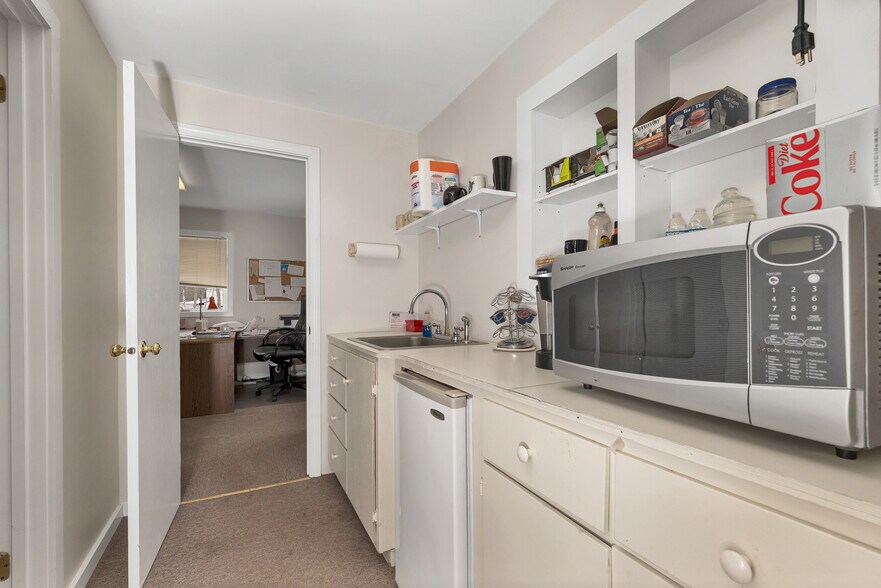 More Photos Of 1 Young Ln, Newmarket Flex For Sale