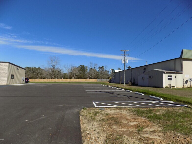 More Photos Of 1575 W Central Ave, Wiggins Office For Sale