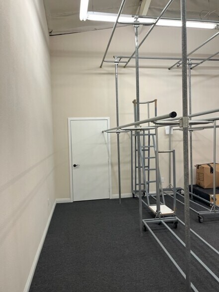 More Photos Of 1329-1333 Santee St, Los Angeles Storefront For Lease