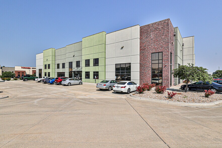 More Photos Of 2620 NE McBaine Dr, Lee's Summit Warehouse For Sale