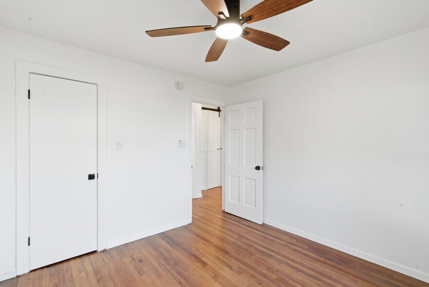 More Photos Of 112 W Akard St, Weatherford Flex For Sale