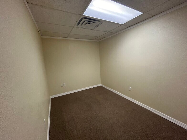 More Photos Of 4707 W Gandy Blvd, Tampa Storefront Retail Office For Lease
