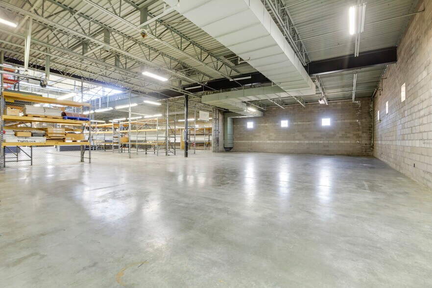 More Photos Of 2885 W County Line Rd, Littleton Auto Dealership For Sale