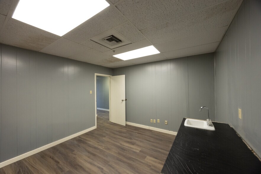 More Photos Of 901 SW 4th Ave, Amarillo Warehouse For Lease