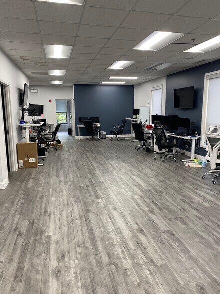 More Photos Of 10031 Roosevelt Rd, Westchester Office For Lease