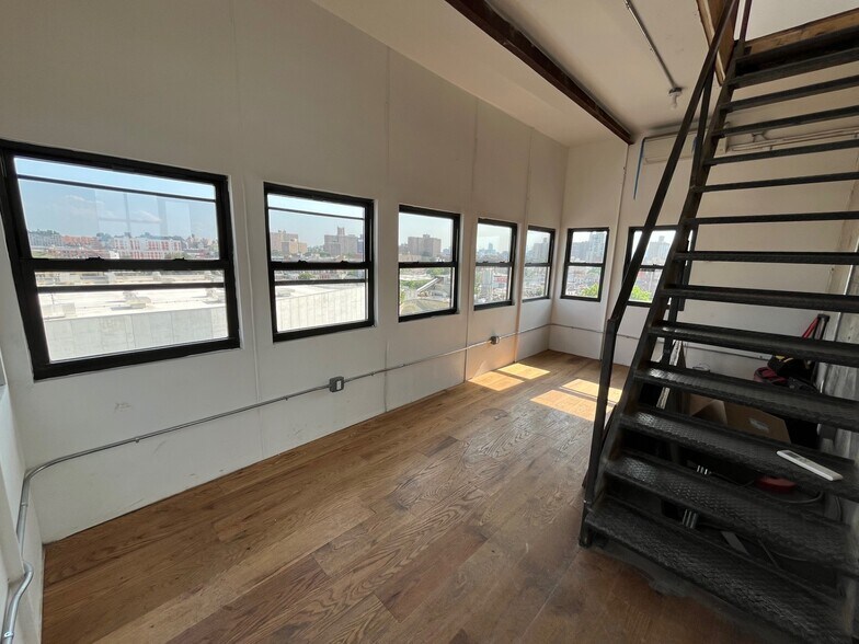 More Photos Of 310 Meserole St, Brooklyn Flex For Lease