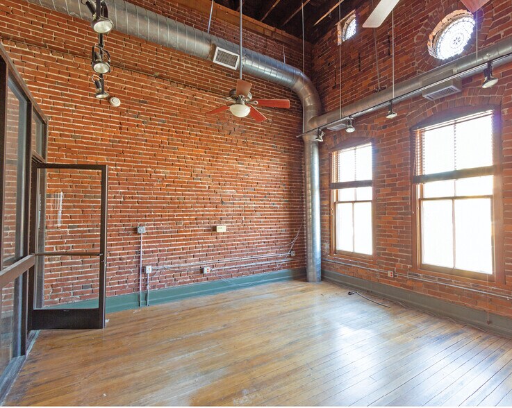More Photos Of 390 S Main St, Memphis Office For Sale
