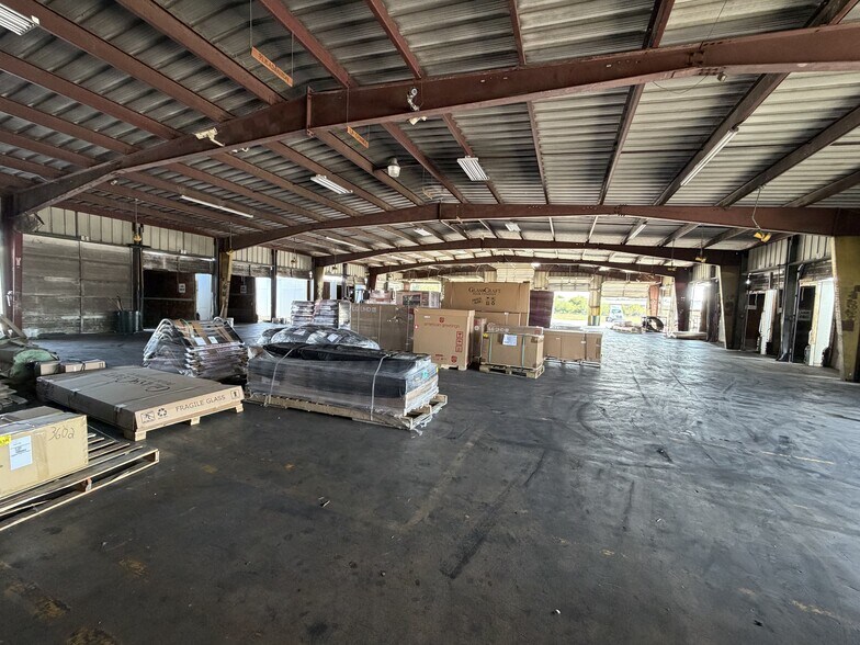 More Photos Of 2026 W Malone Ave, San Antonio Warehouse For Lease